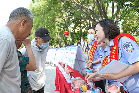 省馬三家強(qiáng)制隔離戒毒所干警正在向遼河油區(qū)居民講解毒品對(duì)人體產(chǎn)生的危害