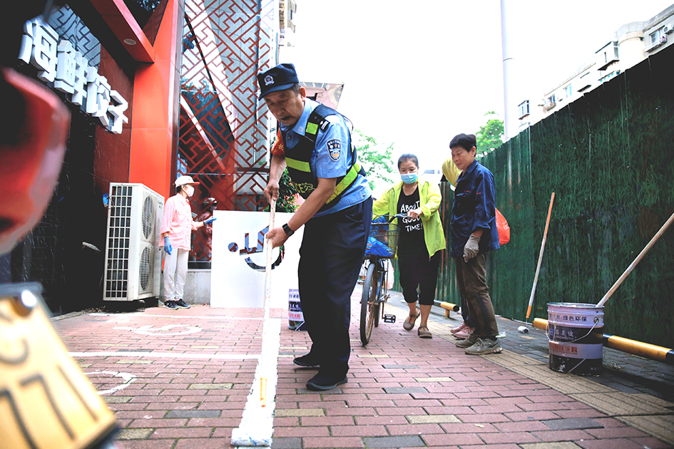 臨退休前，李明再次施劃了褪色的“愛心”車位。