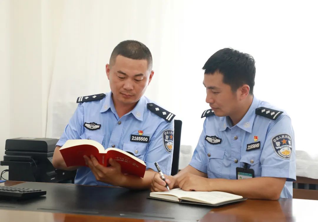 邢少華（左）與青年民警一起學(xué)習(xí)