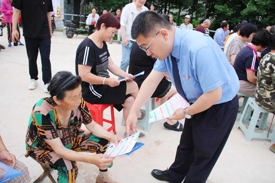 檢察干警向村民發(fā)放普法宣傳單。
