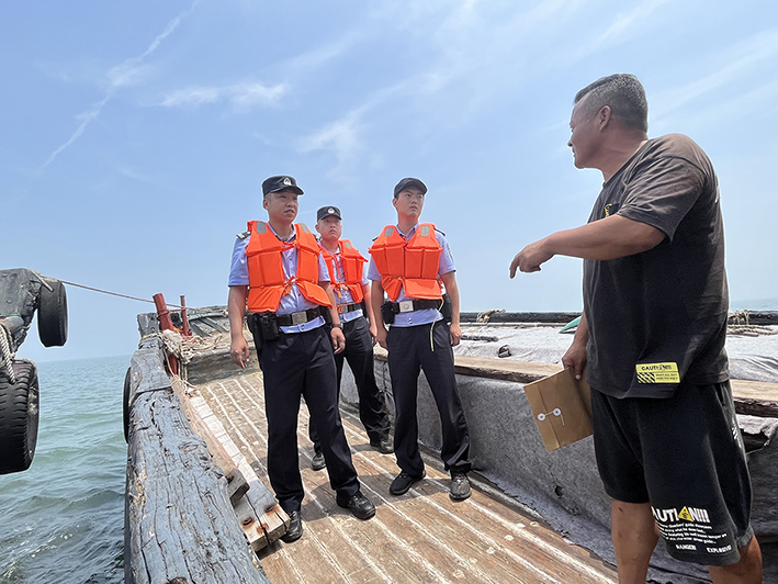 民警在檢查海上船只。