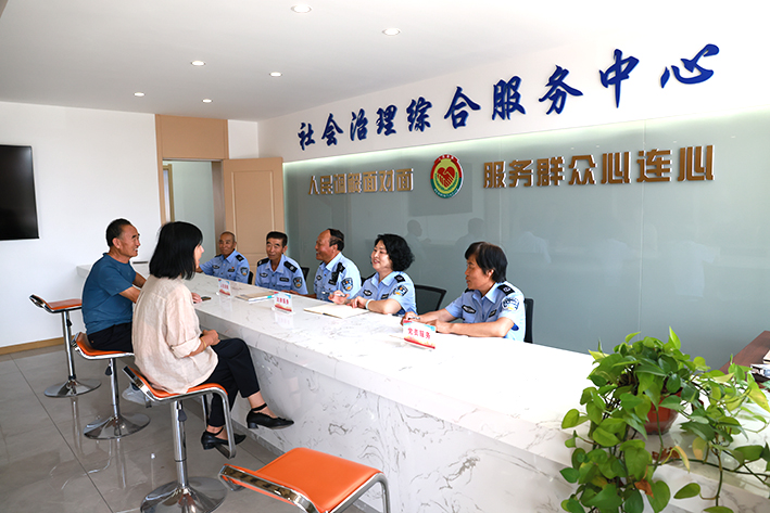 評理說事小分隊(duì)調(diào)解百姓糾紛 孟浩 攝