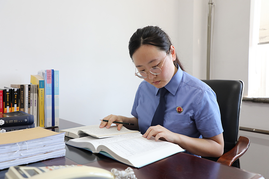 瓦房店市人民檢察院第一檢察部副主任郝新欣