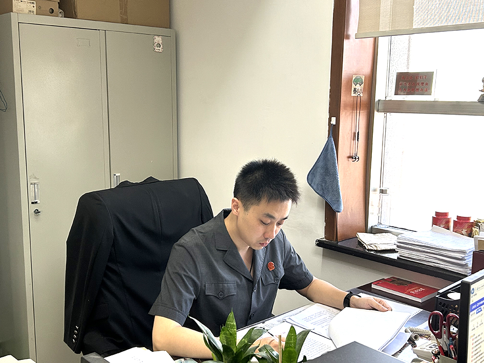 沈陽市大東區(qū)人民法院 審判管理辦公室負(fù)責(zé)人、法官 鑒銘宇
