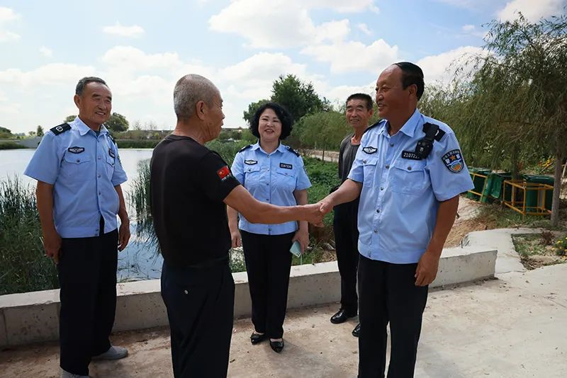 村民感謝評理說事員的悉心調(diào)解。