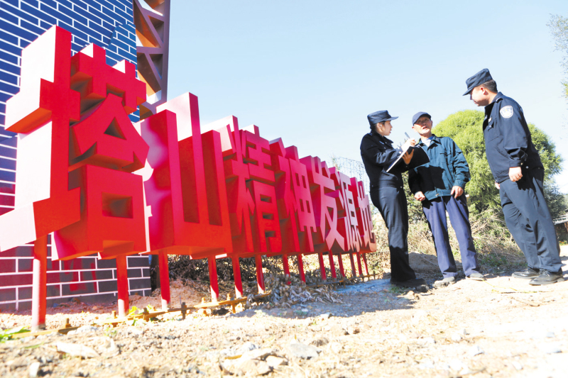 民警在走訪塔山精神發(fā)源地時，聽老人講戰(zhàn)斗故事。