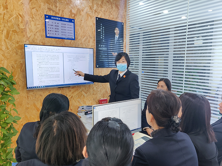 立案庭法官王翠玲給調(diào)解員們做培訓(xùn)