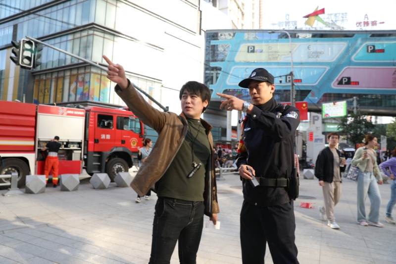 前端警務(wù)聯(lián)勤崗警力為百姓解答問題 
