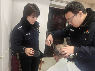 8沈陽市公安局和平分局民警 朱旭陽（右）