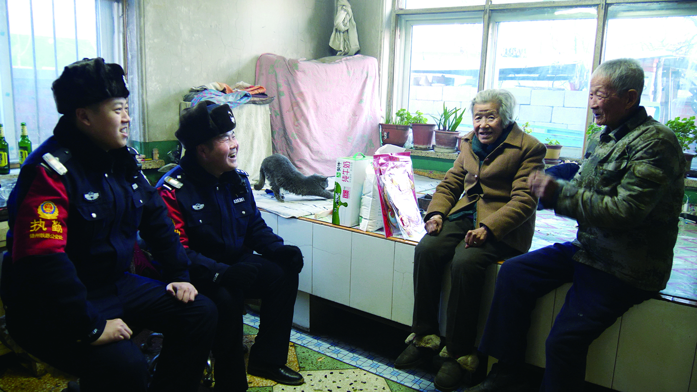 辛巍東（左二）到村民家中走訪