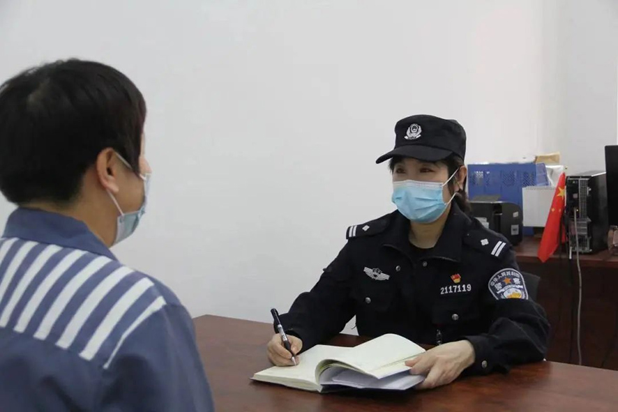 李瑾與服刑人員談話(huà)