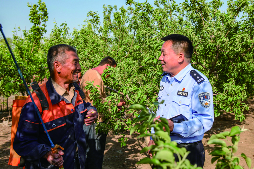 李華瑞（右）到果園走訪問(wèn)需
