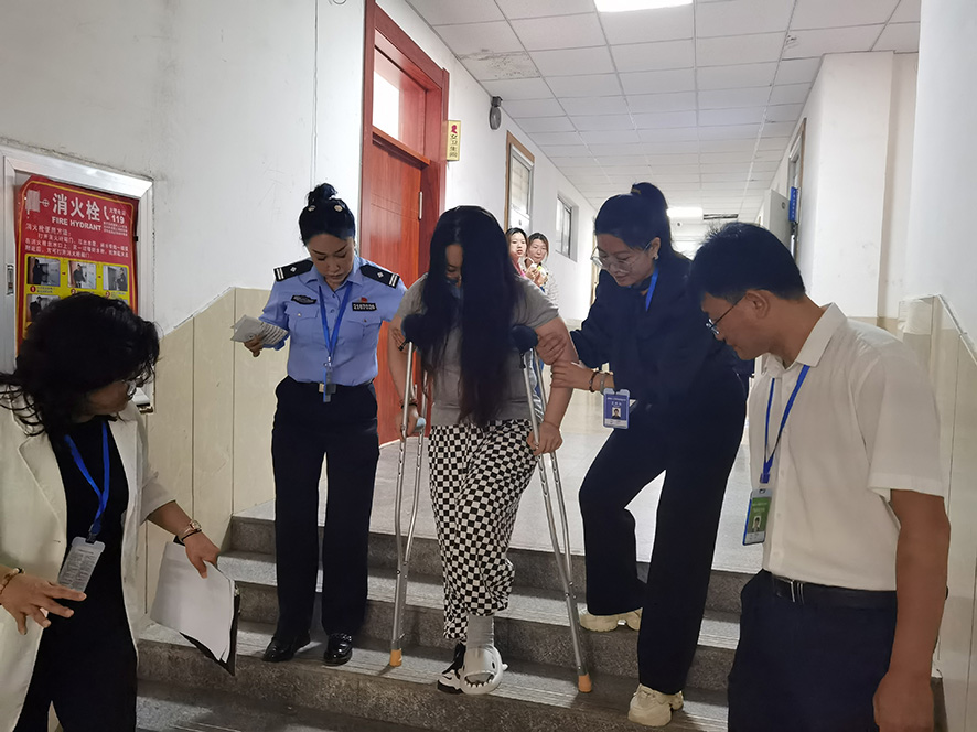 阜新考區(qū)做好“特殊考生”送考護(hù)考服務(wù)。