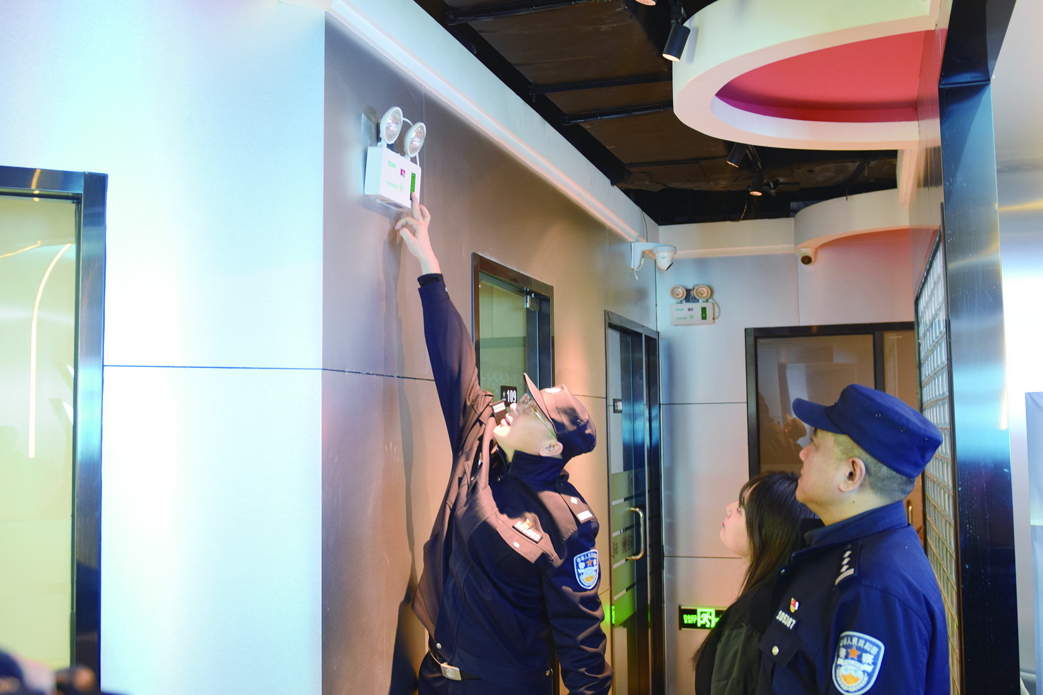 配文2：民警檢查應急燈情況