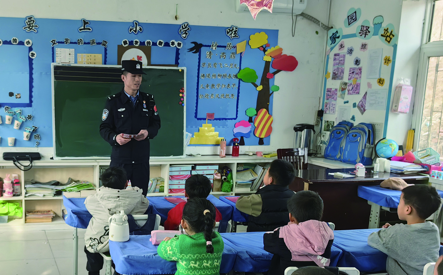 丹東  民警為孩子們講解火災(zāi)案例