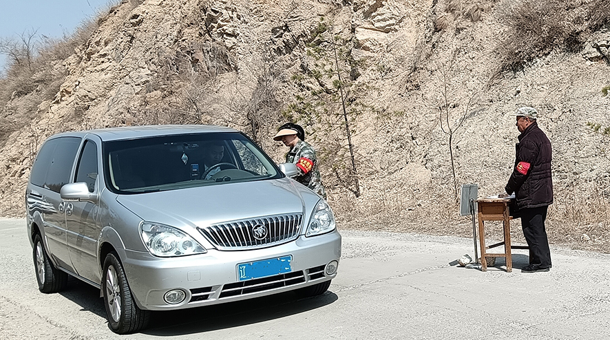 佟玲（右二）在對過往車輛檢查登記