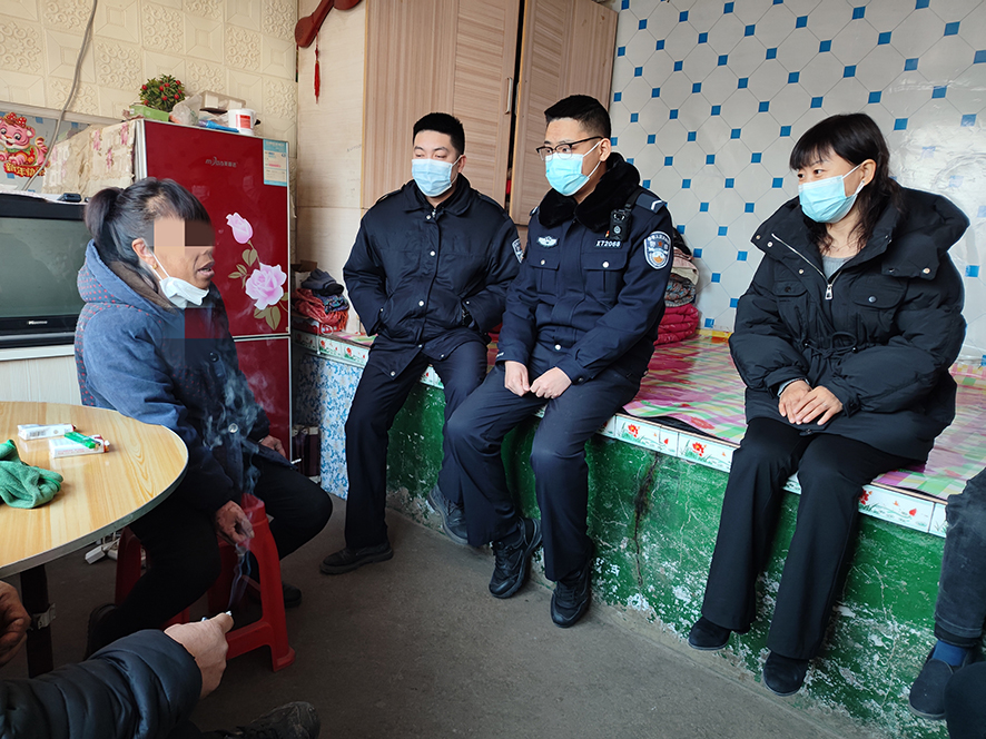 政法委員和民警開(kāi)展跟蹤回訪工作