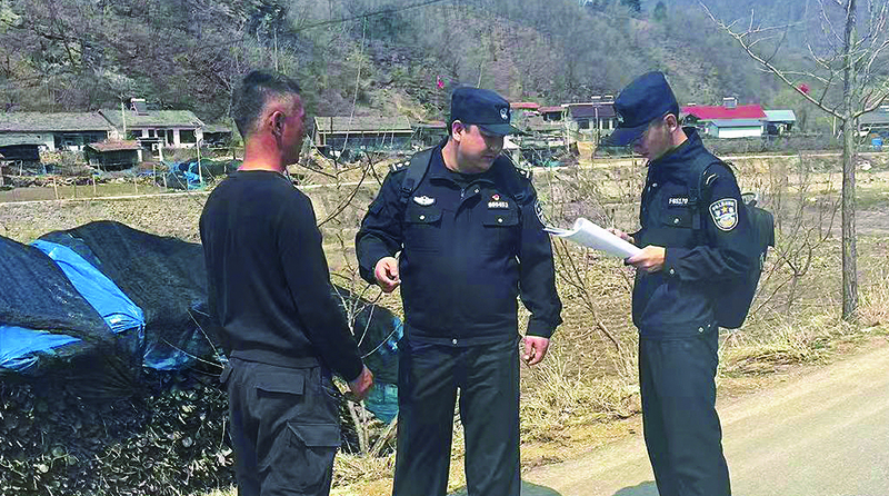 民警背著背包下村走訪