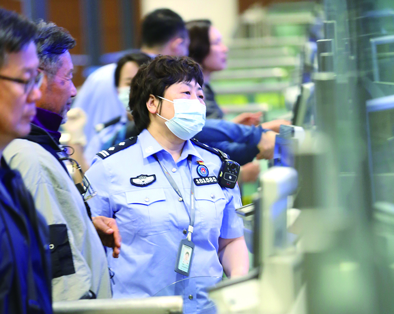 民警在協(xié)助首次來華的外國旅客采集指紋。