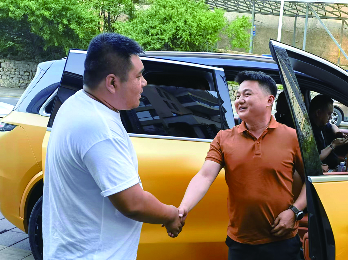 見(jiàn)到救命恩人，田振良上前握住赫連濱坤（右）的手。