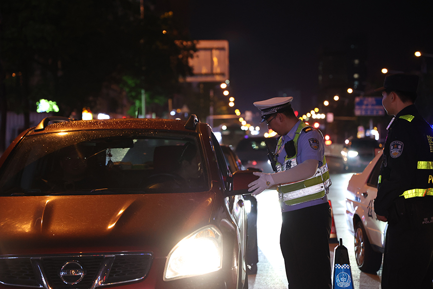 民警夜查