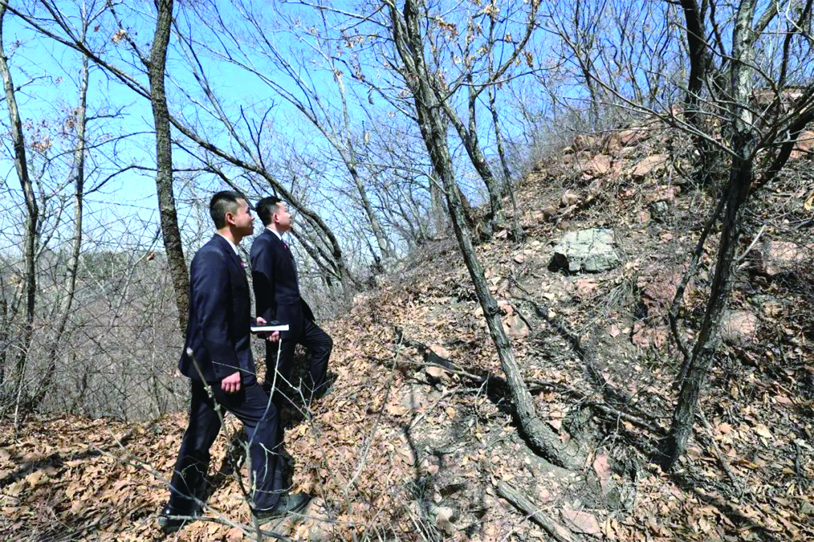 檢察官在長(zhǎng)城烽火臺(tái)遺址附近勘察取證。李奇峰 攝