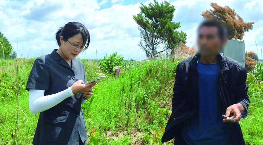法官用手機上的測繪APP丈量土地面積