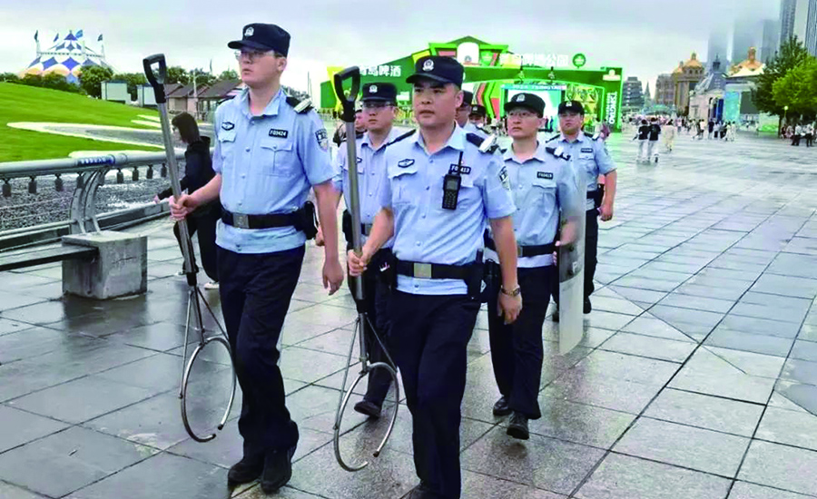 大連市公安局中山分局民警時刻守護(hù)游客安全