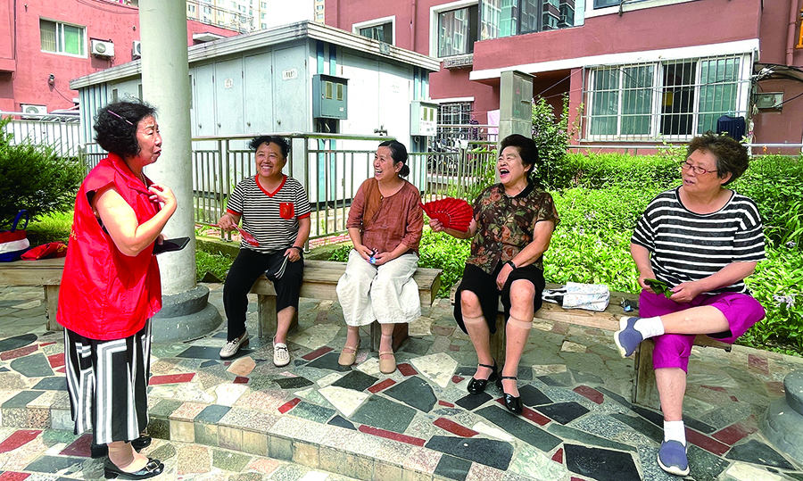 泰美社區(qū)“銀發(fā)”志愿者董克軍（左）在聊天中了解居民需求