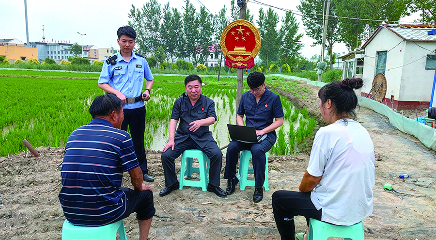 吳家人民法庭將法庭搬至田間地頭、百姓身邊