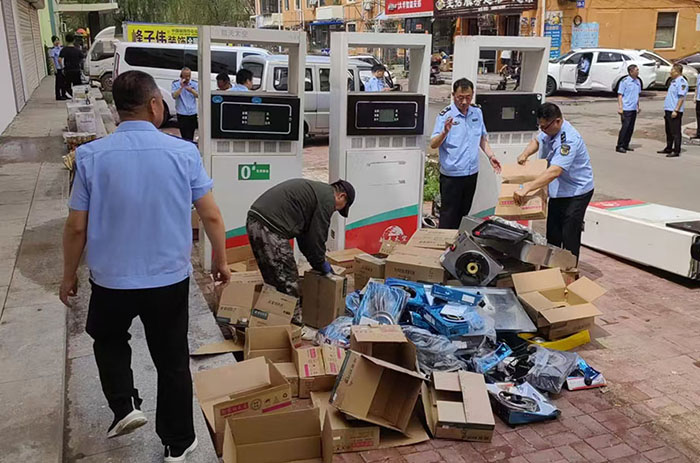 阜新市市場監(jiān)管局執(zhí)法大隊依法集中銷毀假冒偽劣燃氣灶具和作弊加油機。