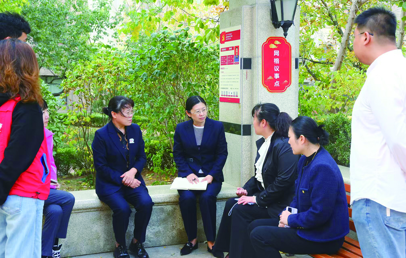 王晶（左四）在網(wǎng)絡(luò)議事點解決群眾糾紛