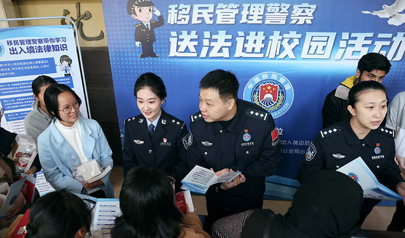 3 圖為移民管理警察與沈陽醫(yī)學院的學生們互動交流法律法規(guī)