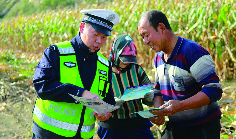 10 月 6 日，鐵嶺市公安局交警支隊(duì)民警深入田間地頭，以 “嘮家?！?及發(fā)放傳單資料的方式宣傳交通安全，引導(dǎo)農(nóng)民群眾養(yǎng)成文明出行、安全出行的習(xí)慣。