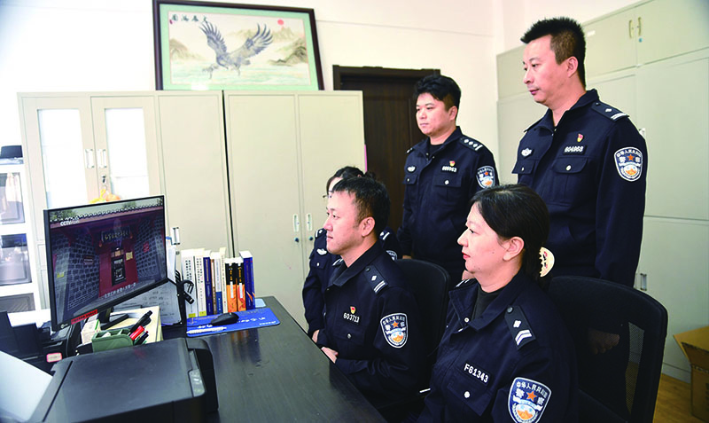 丹東市公安局振興分局經(jīng)偵大隊(duì)民警收看特別節(jié)目