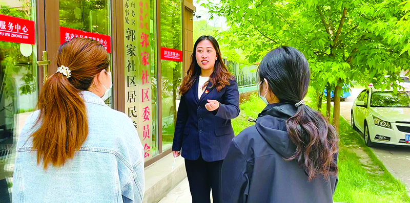 李媛（中）給社區(qū)居民普法。