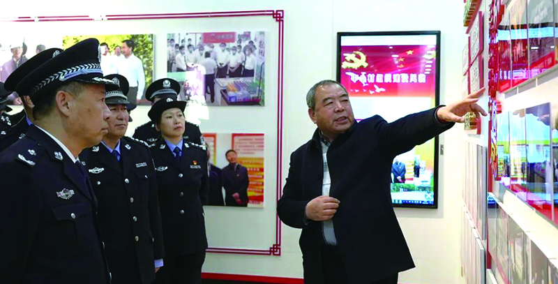 中小村黨委書記姜永波為民警介紹“三制五法七公約”機(jī)制