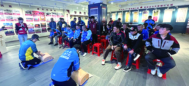 丹東市“江城小哥學(xué)堂”為快遞員、外賣小哥講解演示心肺復(fù)蘇術(shù)