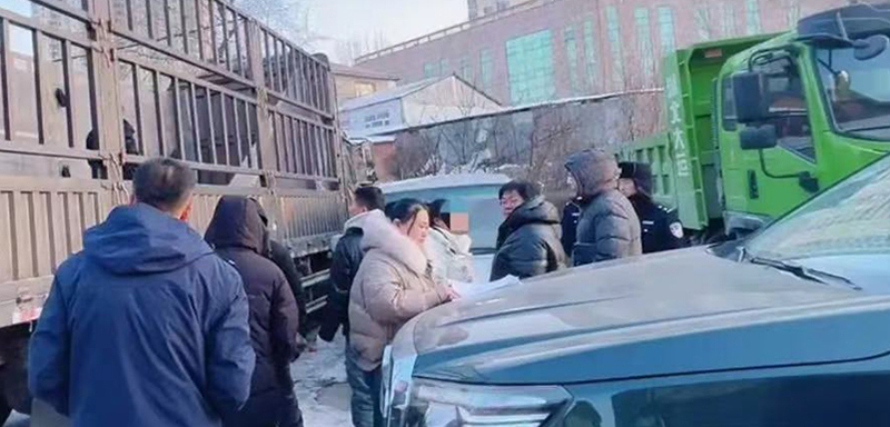 執(zhí)行干警找到被執(zhí)行人隱匿的車輛并查扣。