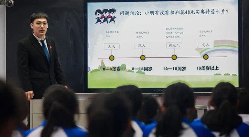 法官助理王海銘以“與法同行 向陽(yáng)發(fā)展”為主題為同學(xué)們普及法律知識(shí)。
