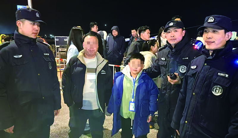 甘井子分局巡特警大隊(duì)民警幫男孩找到家人