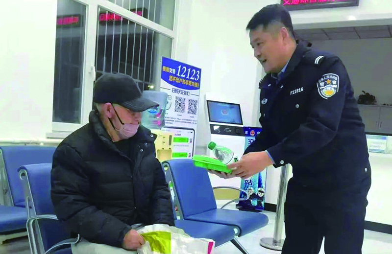 港航分局民警照顧走失老人