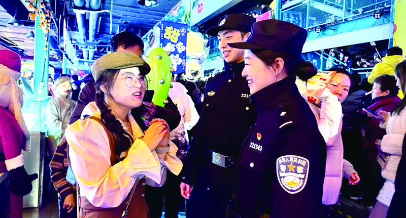 大連市公安局沙河口分局民警用笑容歡迎游客