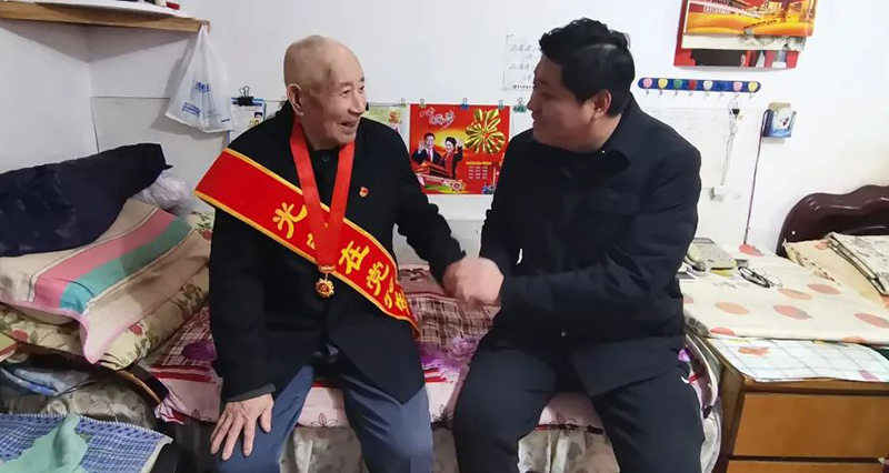 二題圖，看望老黨員