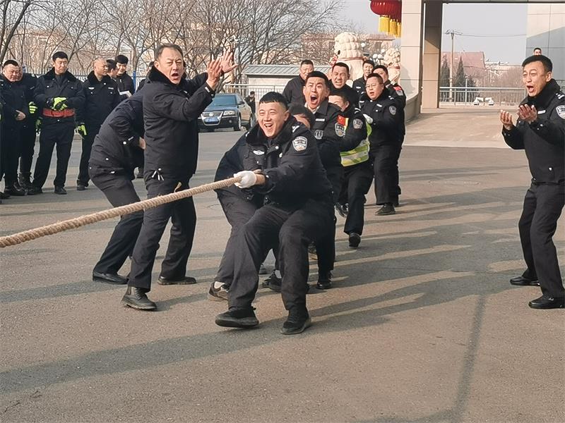 交警拔河