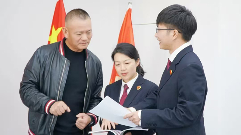 頭題主稿配圖，檢察官向企業(yè)經(jīng)營者進行法律宣講