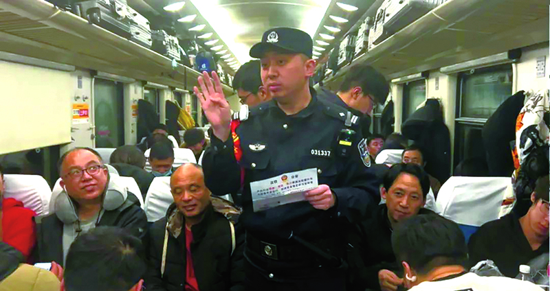 韓丞佐在車廂內(nèi)跟旅客“嘮嗑”
