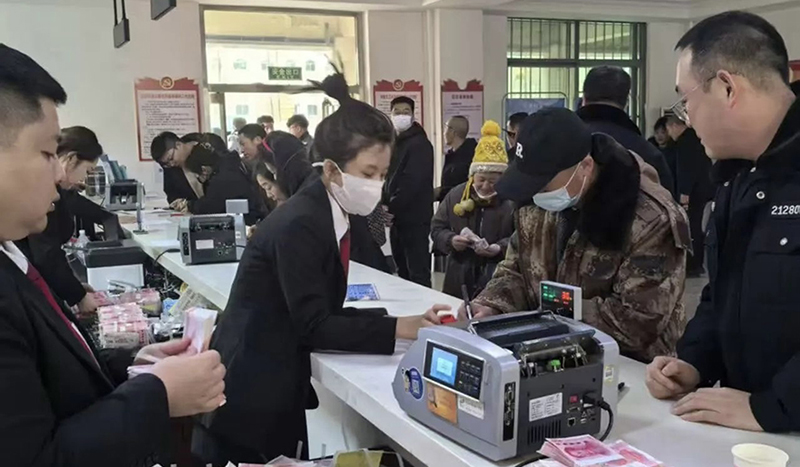 為某益集團200余名工人集中發(fā)放拖欠工資及社保費共計460余萬元