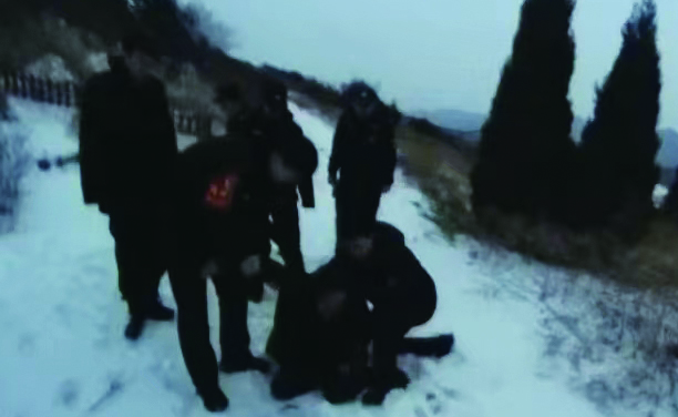 民輔警冬夜雪地急行，趕到墓地救下輕生女子。