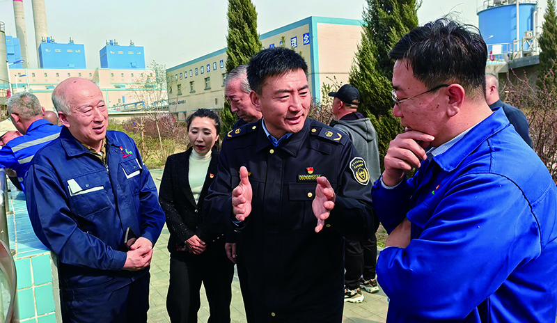 沈陽市生態(tài)環(huán)境保護(hù)綜合行政執(zhí)法隊(duì)黨委書記王永峰親切為居民代表、營商環(huán)境監(jiān)督員等人講解環(huán)保知識(shí)